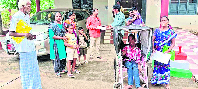 రైలు ఢీకొని నేత కార్మికుడి మృతి
1