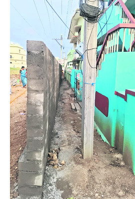 రహదారికి అడ్డంగా ప్రహరీ1