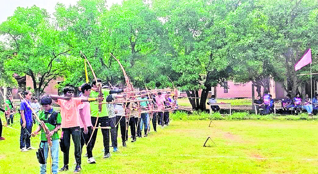 చెరువులను సర్వే చేసి హద్దులు ఏర్పాటు చేయాలి
1