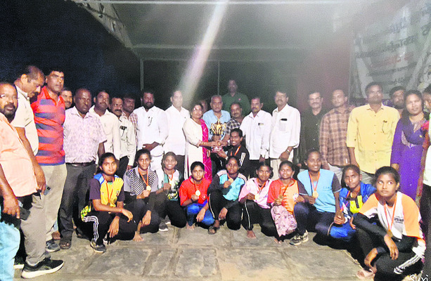 వాలీబాల్ టోర్నీ విజేత మహబూబ్నగర్ 1