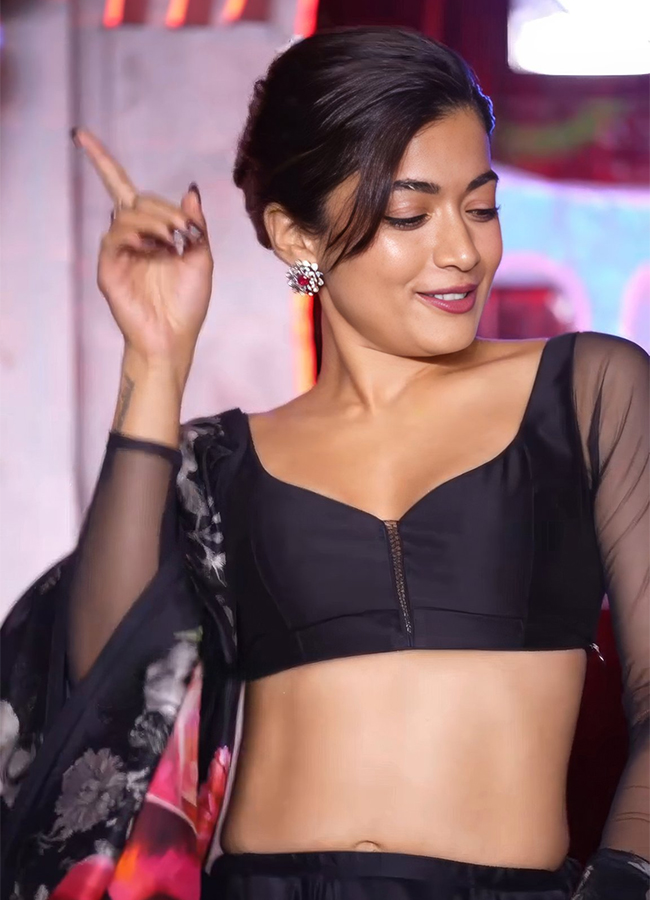 Rashmika Mandanna And Malaika Arora dance during the Thamma Movie10