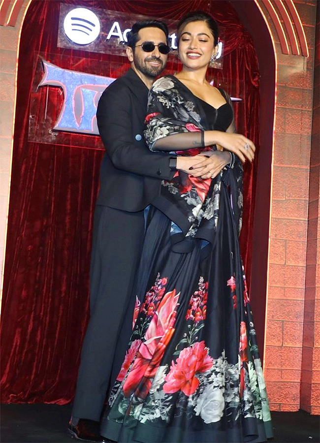 Rashmika Mandanna And Malaika Arora dance during the Thamma Movie4