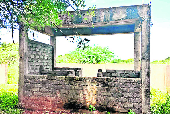 బడికి వెళ్లాలంటే.. బురద దాటాలి2
