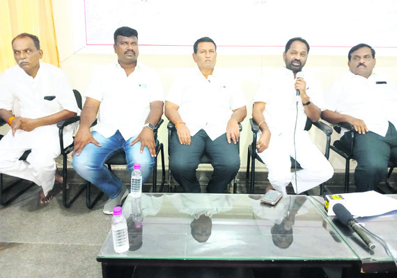 ఆ అధికారిని సస్పెండ్ చేయండి2