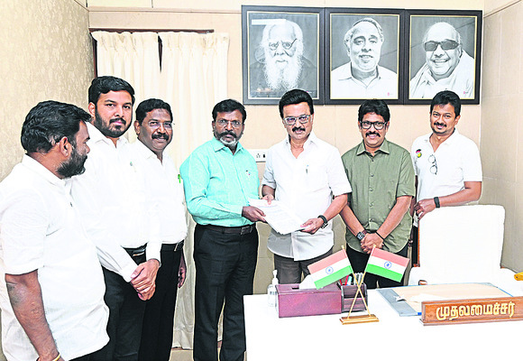 కరూర్ మృతులకు నివాళి1