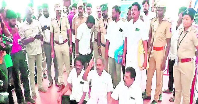 కరూర్ మృతులకు నివాళి2