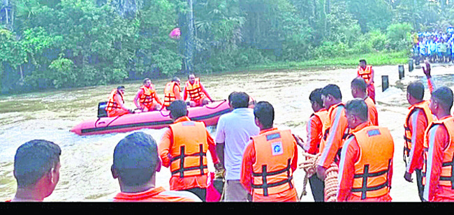 గెడ్డలో కొట్టుకుపోయిన వ్యక్తి1