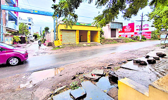 ఆక్రమణ చెరలో బస్ షెల్టర్1