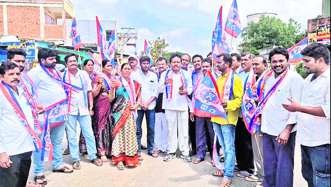 సాదాబైనామా దరఖాస్తులు పరిష్కరించాలి
1