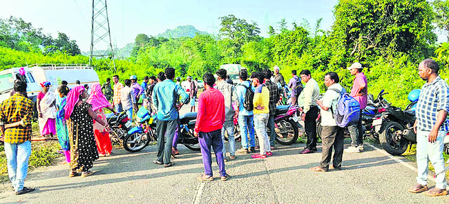 నష్టపరిహారం చెల్లించాలని రాస్తారోకో 1