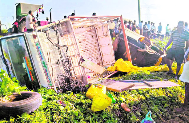 కూలీల వాహనాలు బోల్తా 1