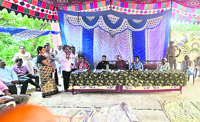 అర్హులైన గిరిజనులకు భూమికి భూమి1