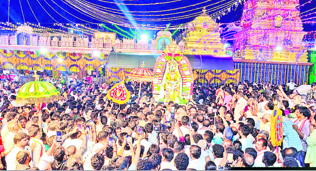 గరుడ వాహనంపై మలయప్ప దర్శనం1