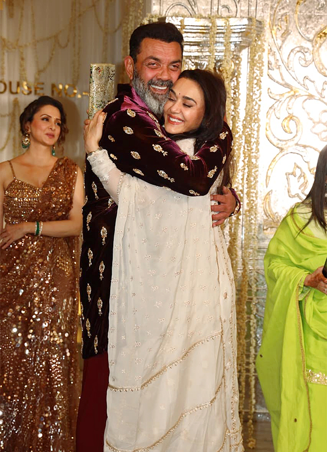 Manish Malhotra Diwali Bash 2025 Photos14