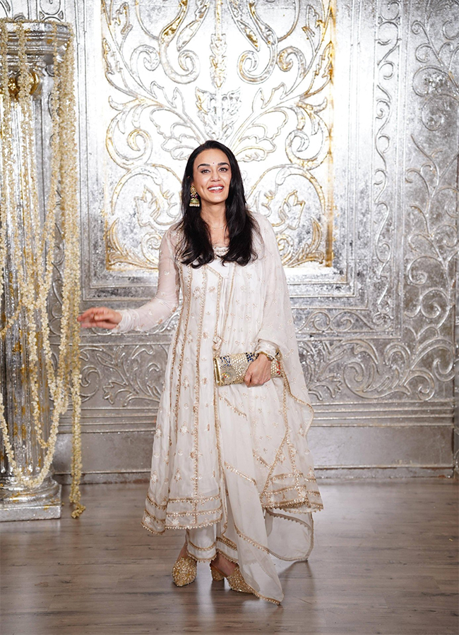 Manish Malhotra Diwali Bash 2025 Photos28