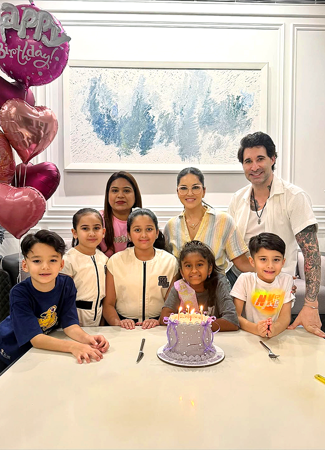 Sunny Leone Celebrates Daughters Birthday Photos11