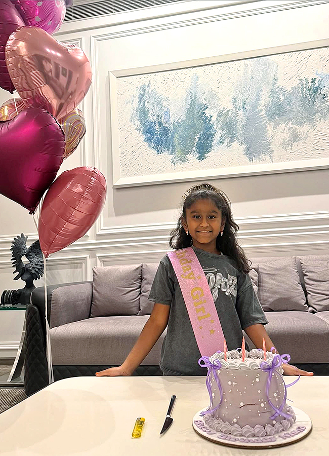 Sunny Leone Celebrates Daughters Birthday Photos3
