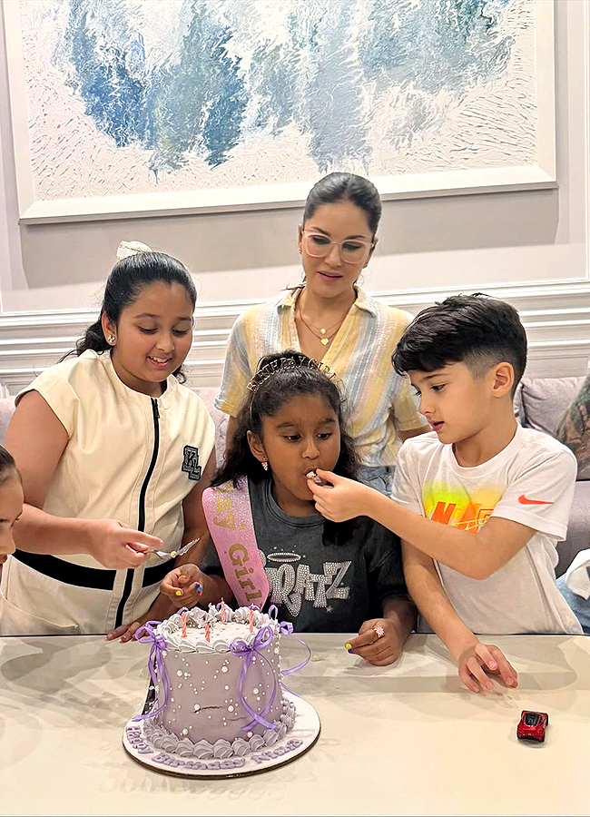 Sunny Leone Celebrates Daughters Birthday Photos5