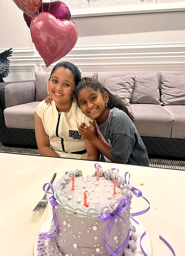 Sunny Leone Celebrates Daughters Birthday Photos8