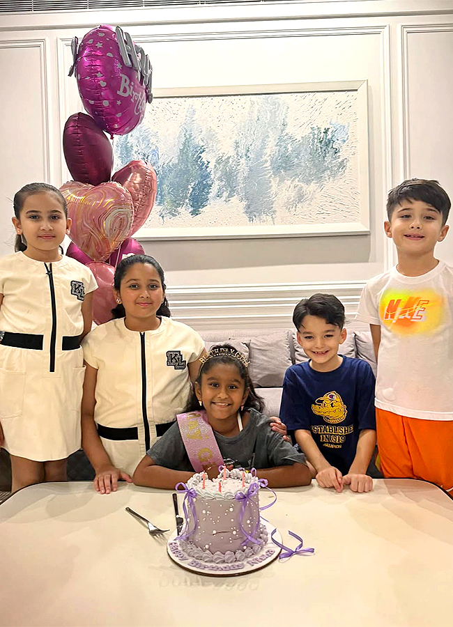 Sunny Leone Celebrates Daughters Birthday Photos9