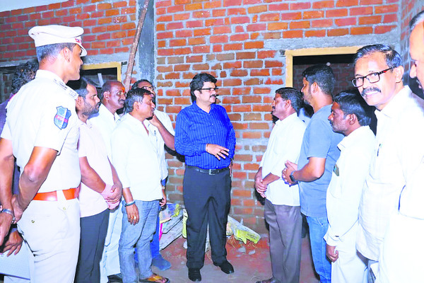 ఇళ్ల నిర్మాణాలను త్వరగా పూర్తి చేయాలి1