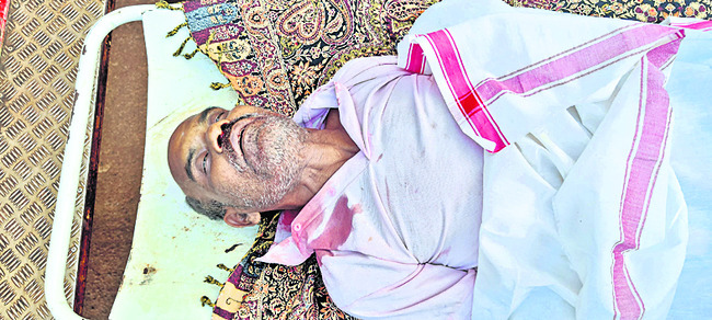 గిరిజనుడి మృతదేహంతో బంధువుల ఆందోళన1