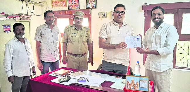 ● మద్యం దుకాణాలకు మందకొడిగా దరఖాస్తులు ● జిల్లాలోని 32 1
