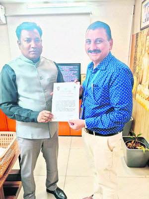 హెచ్ఎంకు రాష్ట్రస్థాయి పురస్కారం2