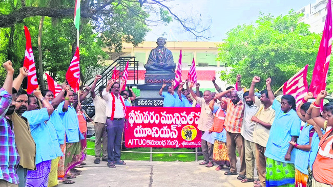పారిశుద్ధ్య కార్మికుల సమస్యలు పరిష్కరించాలి
2