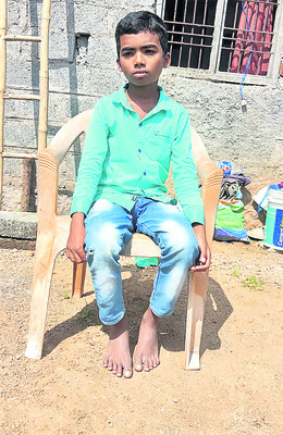 తల్లిదండ్రుల మృతి..   అనాథగా బాలుడు 
1