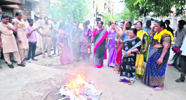 ప్రశ్నించే గొంతుపై ఉక్కుపాదం 1