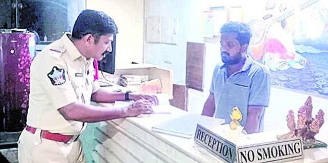 మద్యం మత్తులో వాహనాలు నడుపుతూ..1