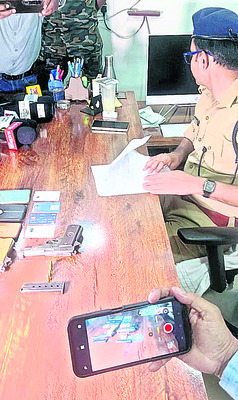 తుపాకీ, పిస్టల్, 350 కిలోల గంజాయి 1