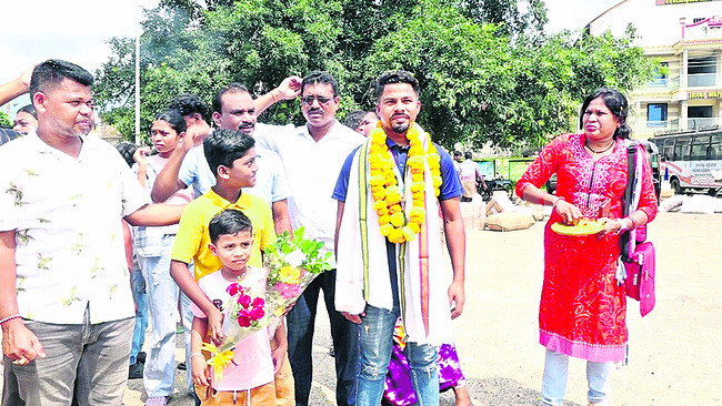 ఆకాశ్ పడియామీకి ఘన స్వాగతం 1