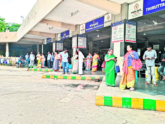 ప్రయాణికుల పడిగాపులు
1