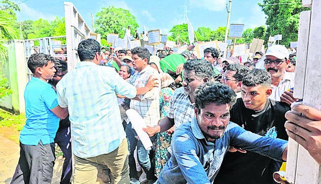 కూటమి ప్రభుత్వ తీరుపై పోలవరం నిర్వాసితుల ఫైర్1
