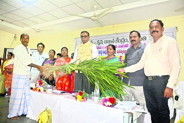 విద్యుత్ ఉద్యోగుల సమ్మెకు తాత్కాలిక బ్రేక్ 1