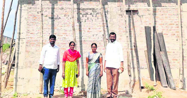 ఇళ్ల నిర్మాణ పనుల పరిశీలన1
