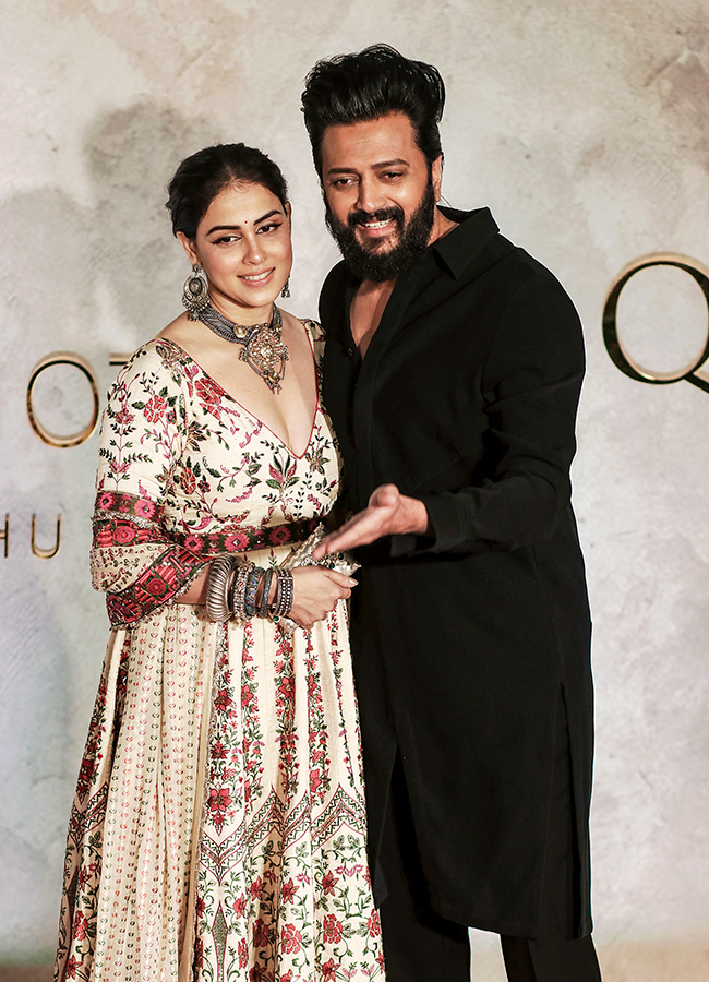 Bollywood Actor fashion designer Vikram Phadnis 35th anniversary fashion show25