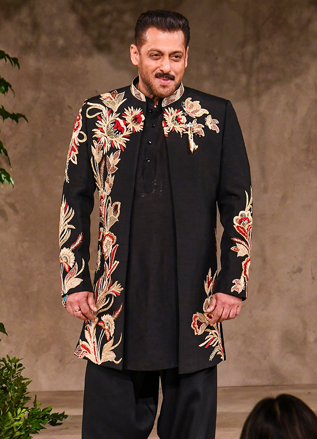 Bollywood Actor fashion designer Vikram Phadnis 35th anniversary fashion show4