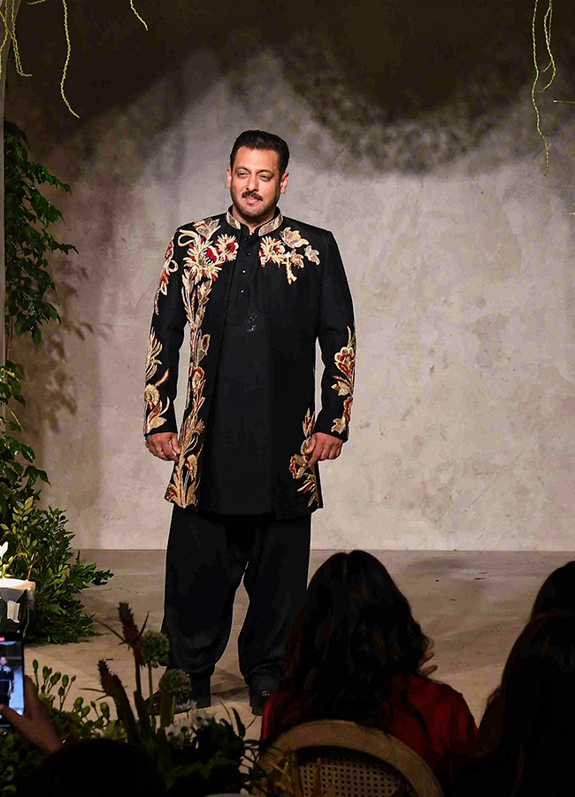 Bollywood Actor fashion designer Vikram Phadnis 35th anniversary fashion show5