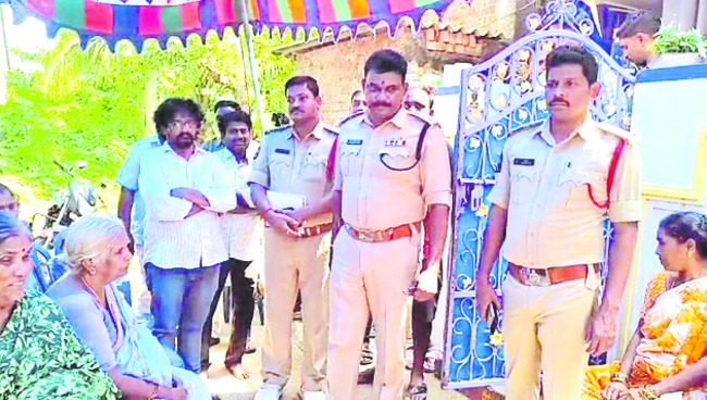 రా‘బంధువుల’ మధ్య జీవించలేనంటూ..1