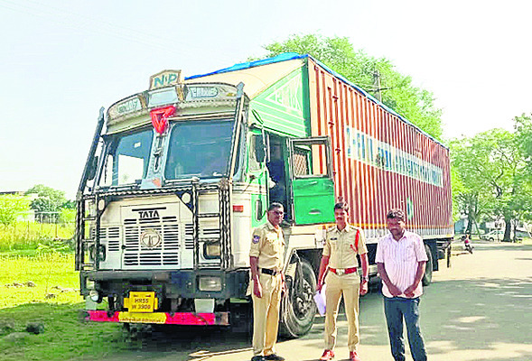 పశువులను తరలిస్తున్న లారీ పట్టివేత1