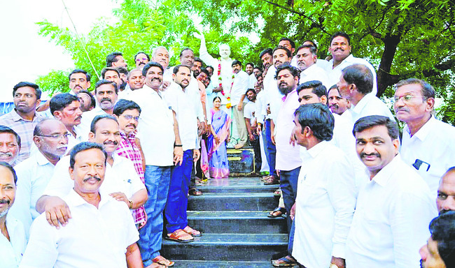 బినామీల కోసమే ప్రైవేటీకరణ 1