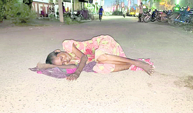 భవనం పై నుంచి పడి  యువకుడి మృతి2