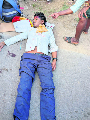 భవనం పై నుంచి పడి  యువకుడి మృతి1