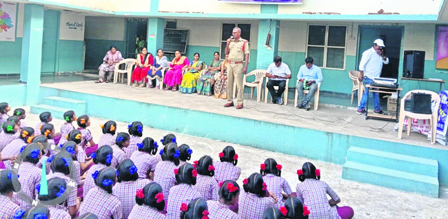 షీటీంలపై అవగాహన  పెంచుకోవాలి 1