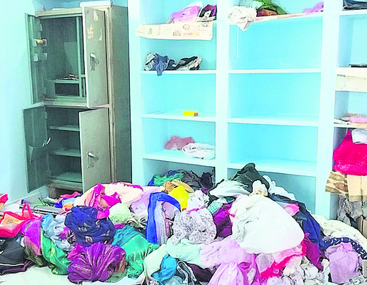 రిటైర్డ్ ఉద్యోగి ఇంట్లో చోరీ1