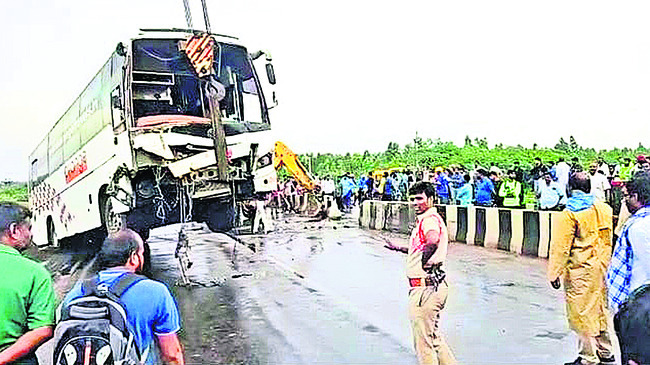 శ్రీగంధం చెట్ల నరికివేత
2