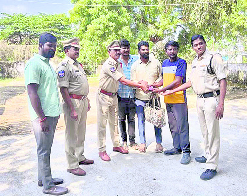 కడెం ప్రాజెక్ట్‌ గేటు ఎత్తివేత1